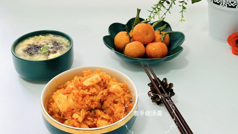 韩式泡菜炒饭,这样的一碗汤配上辣白菜炒饭，简直就是绝配👍