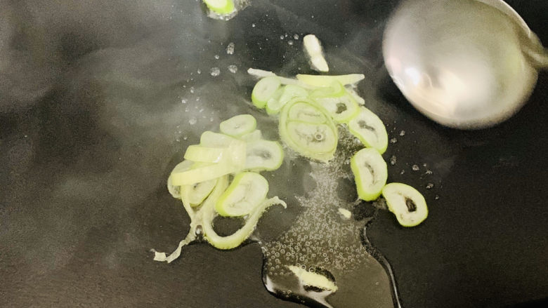 韩式泡菜炒饭,下入油锅中爆香。