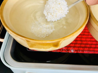 蔬菜虾仁粥,水开后加入洗好的大米。
