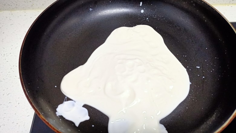 椰蓉、酸奶、葡萄干方块,将酸奶倒入不粘锅中
