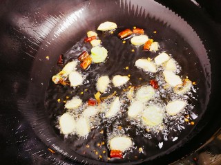 虾仁跑蛋,锅中倒油，油热后放入葱段，蒜瓣和干辣椒