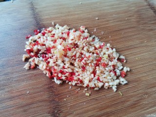 粉丝蒸金针菇,将蒜，小米辣剁碎
