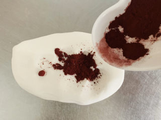 红豆汤圆,在揉好的白面团上，取三分之一加入红曲粉，继续揉搓均匀。