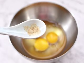菠菜鸡蛋羹,再放入胡椒粉。
