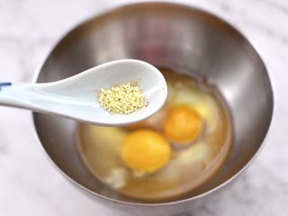 菠菜鸡蛋羹,加入鸡精调味提鲜。