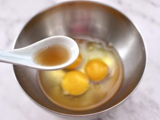 菠菜鸡蛋羹,鸡蛋打入碗中，先加入料酒。