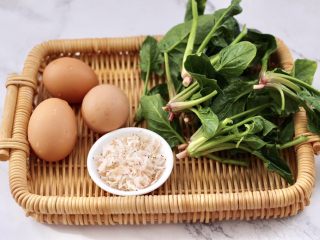 菠菜鸡蛋羹,首先把食材蒸鸡蛋羹的食材备齐，菠菜用红根的更营养丰富。