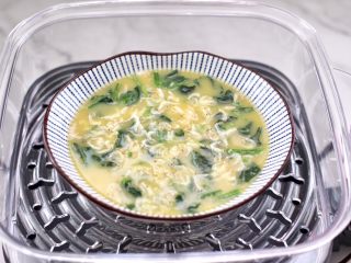 菠菜鸡蛋羹,蒸锅里倒入适量的清水烧开，把鸡蛋液放到蒸锅中。