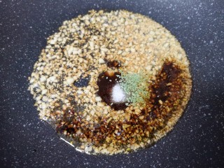 粉丝蒸金针菇,放酱油、蚝油、盐和蔬之鲜翻炒均匀。