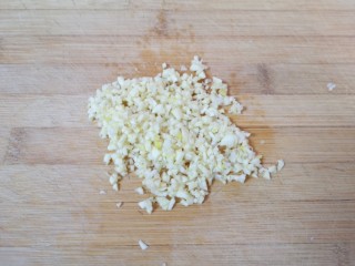 粉丝蒸金针菇,大蒜切成碎末。