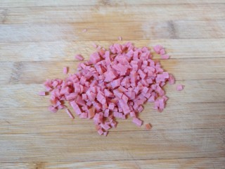 粉丝蒸金针菇,火腿肠切成碎末。