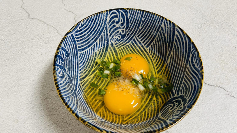虾仁跑蛋,鸡蛋打入碗中加入少许盐、料酒、胡椒粉、葱花