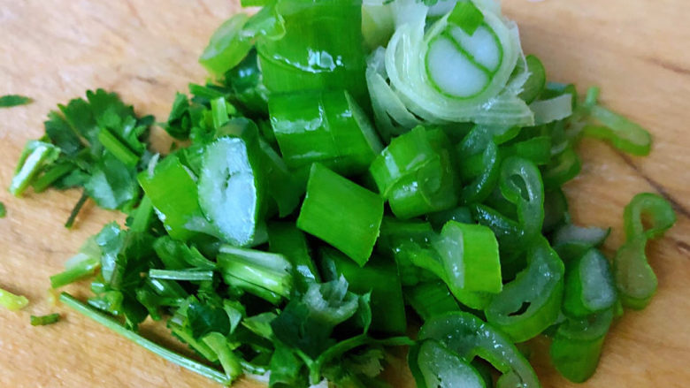 蔬菜虾仁粥,葱花和香菜切成小粒备用