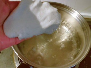 油炸汤圆,取1/4按成扁片  放入开水中煮变色捞出