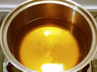 油炸汤圆,炸锅放入食用油 加热
