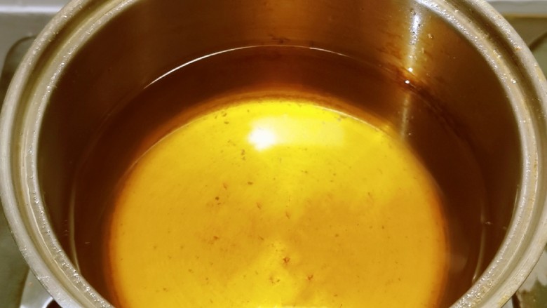 油炸汤圆,炸锅放入食用油 加热