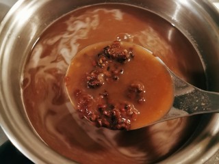 红豆汤圆,汤锅中放入煮好的红豆沙 加入清水 煮开