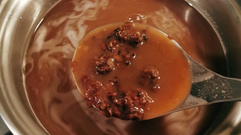 红豆汤圆,汤锅中放入煮好的红豆沙 加入清水 煮开