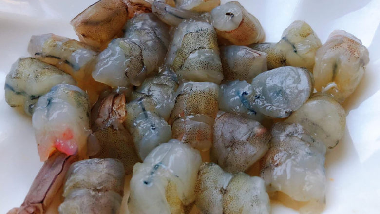 虾仁跑蛋,海虾比较大就把虾仁切成几段