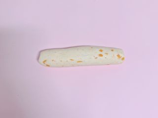 宝宝辅食小零食：胡萝山药磨牙棒,把面团放入硅胶中搓成长条
