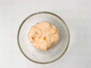宝宝辅食小零食：胡萝山药磨牙棒,和成光滑的面团。（我这边70克泥用了110克的面粉，可以根据自己和面的状况来增加面粉）
