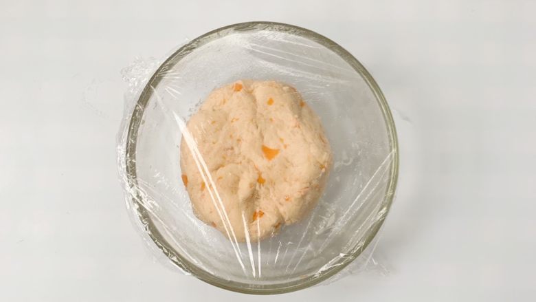 宝宝辅食小零食：胡萝山药磨牙棒,盖上保鲜膜醒面15分钟