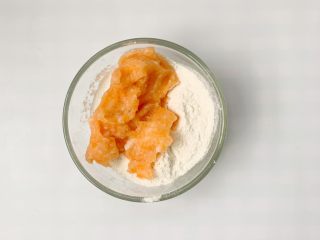 宝宝辅食小零食：胡萝山药磨牙棒,把山药胡萝卜泥倒入面粉中。