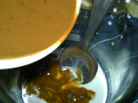 咖啡酸奶,将咖啡奶倒入溶化了菌粉的牛奶中，