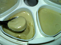 咖啡酸奶,发酵完成，成为浅咖啡色的凝固酸奶
