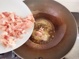 粉条炒肉,热锅冷油，油稍微多点，放入肉丝稍微烧一会儿