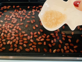 红豆汤圆,煮好的红豆加入冰糖。
