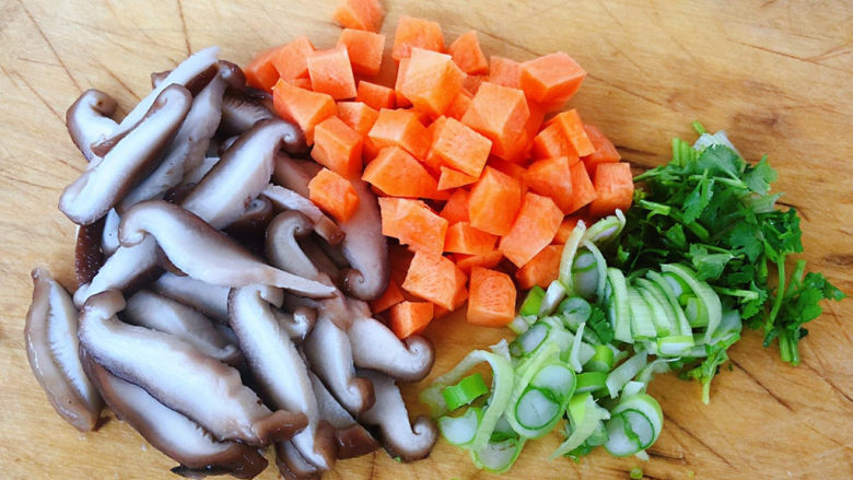 香菇排骨粥,香菇切片胡萝卜切丁香菜和葱切粒