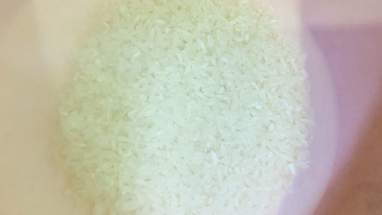 香菇排骨粥,大米用水洗净；