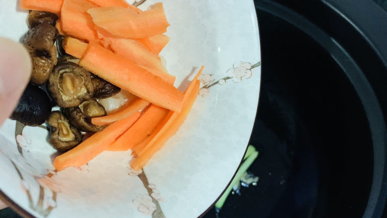 香菇排骨粥,待葱白炒香时，加入胡萝卜和香菇