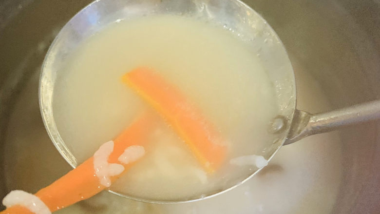 香菇排骨粥,待大米透明，汤浓稠时，即可加调味料；