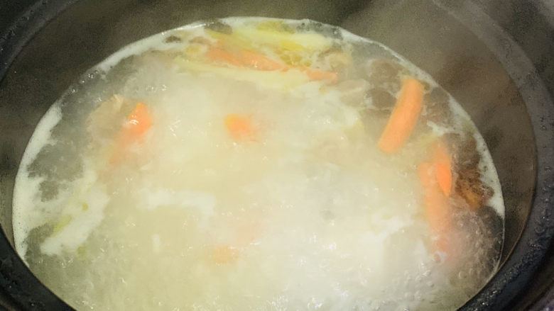 香菇排骨粥,在煮沸的过程中，最容易粘锅，要经常掀开锅盖搅拌大米；