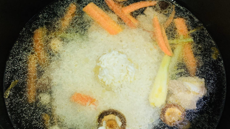 香菇排骨粥,胡萝卜香菇稍微炒变色，将大米和三大碗量的清水加入锅内；