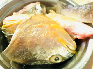 砂锅鱼头煲,鱼头，洗净，最近足不出户，就用了家里冰箱里的黄瓜鱼的鱼头；