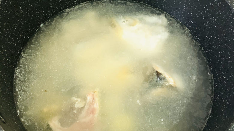 砂锅鱼头煲,稍微炒香蛤蜊干，加入清水；
