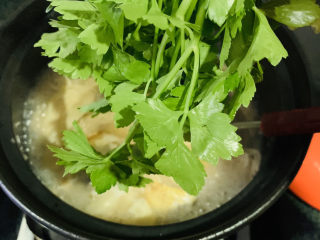 砂锅鱼头煲,将调味料搅拌均匀，即可加入芹菜；