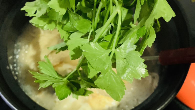 砂锅鱼头煲,将调味料搅拌均匀，即可加入芹菜；