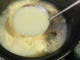 砂锅鱼头煲,汤变奶白色时，即可调成小火，再调味；