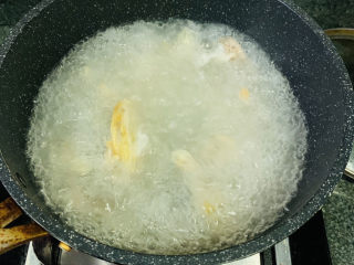 砂锅鱼头煲,待汤锅里水煮沸，倒入砂锅；
