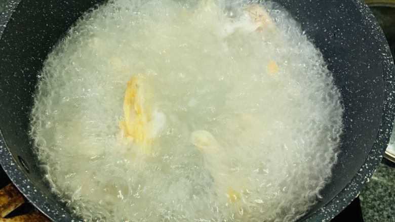 砂锅鱼头煲,待汤锅里水煮沸，倒入砂锅；