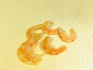 蔬菜虾仁粥,将泡好水的虾干去皮；