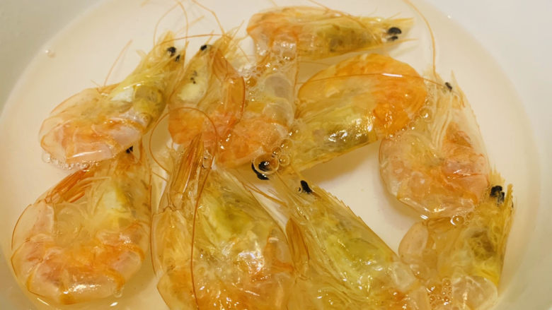 蔬菜虾仁粥,用温水浸泡；