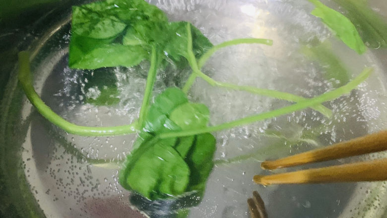 蔬菜虾仁粥,将菠菜先用沸水捞出，可去菠菜中的草酸，20秒即可捞出；