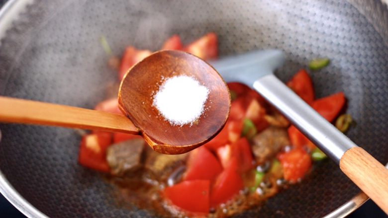 番茄牛腩面,再根据个人口味，加入适量的盐调味。
