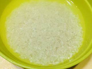 蔬菜虾仁粥,将大米洗净；