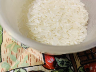 蔬菜虾仁粥,准备大米；